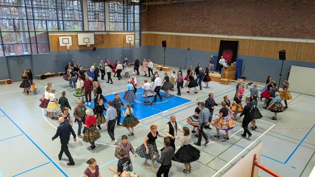 138 Tänzer und Tänzerinnen waren da.